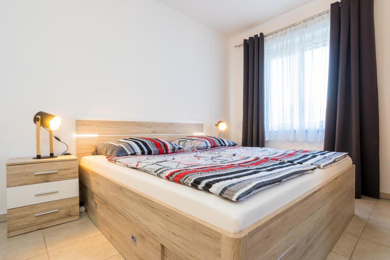 Apartments Sara Milohnici Extérieur photo