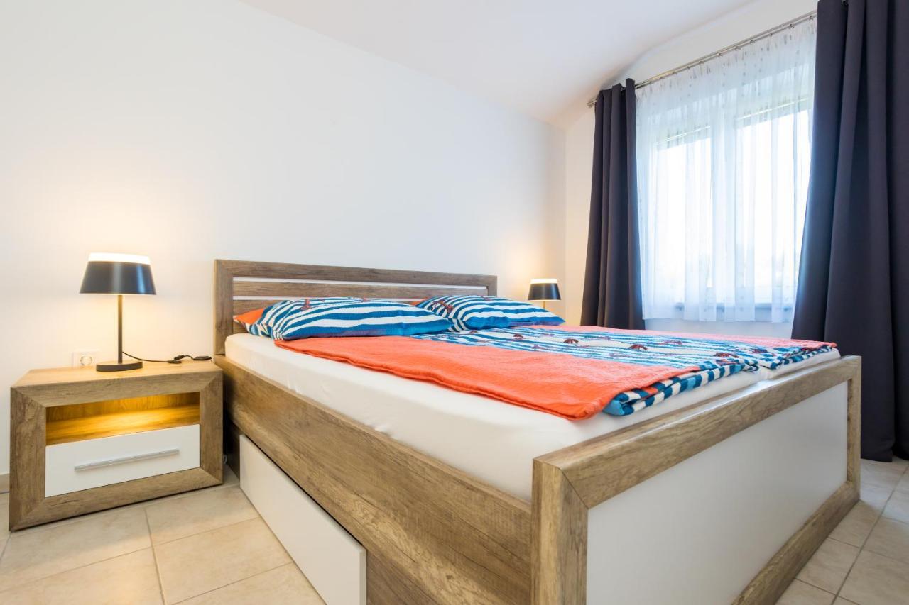 Apartments Sara Milohnici Extérieur photo